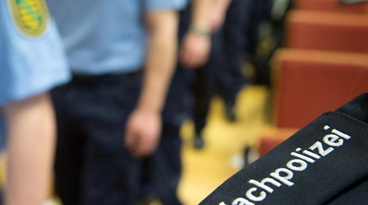 Wachpolizisten verlassen einen Hörsaal in der Hochschule der Sächsischen Polizei. Foto: Sebastian Kahnert/dpa-Zentralbild/dpa/Archivbild