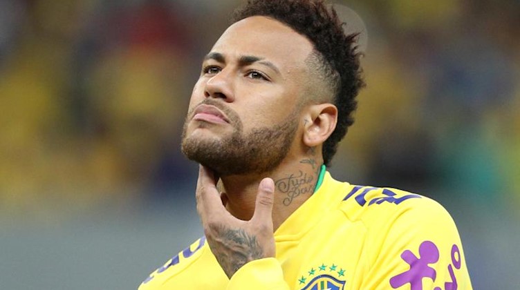 Neymar steht vor dem Spiel auf dem Rasen. Foto: Li Ming/XinHua/dpa/Archivbild