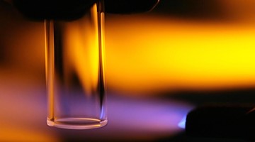 Spritzen aus Glas werden produziert. Foto: Achim Scheidemann/dpa/Symbolbild