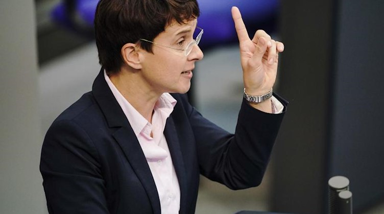 Die ehemalige AfD-Chefin Frauke Petry hebt ihren Finger. Foto: Michael Kappeler/dpa/Archivbild