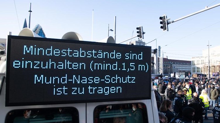 Eine elektronische Anzeigetafel der Polizei weist auf das Einhalten des Mindestabstandes hin. Foto: Sebastian Kahnert/dpa-Zentralbild/dpa