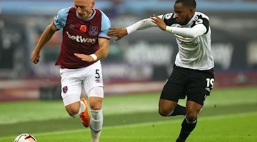 Vladimir Coufal von West Ham United und Ademola Lookman von Fulham kämpfen um den Ball. Foto: Julian Finney/PA Wire/dpa