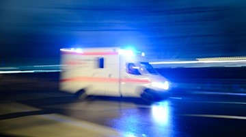 Ein Rettungswagen mit Blaulicht. Foto: Lukas Schulze/dpa/Archivbild