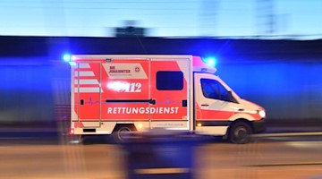 Ein Rettungswagen mit eingeschaltetem Blaulicht fährt auf einer Straße. Foto: Boris Roessler/dpa/Symbolbild