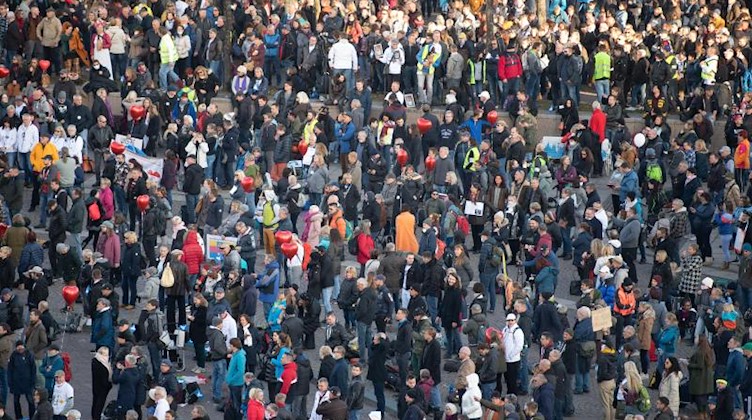Tausende Teilnehmer bei der «Querdenken»-Kundgebung in Leipzig. Foto: Sebastian Kahnert/dpa-Zentralbild/dpa