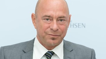 Thomas Feist (CDU), Beauftragter der Sächsischen Staatsregierung für das Jüdische Leben, kommt im Innenministerium Sachsen zu einer Kabinetts-Pressekonferenz. Foto: Sebastian Kahnert/dpa-Zentralbild/dpa/Archiv