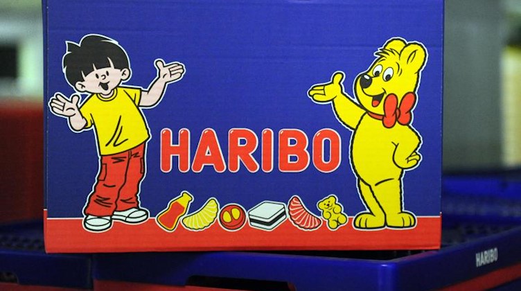 Blick auf einen Karton mit dem Haribo-Logo. Foto: picture alliance / dpa/Archivbild