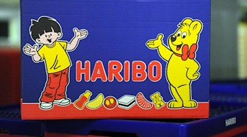 Blick auf einen Karton mit dem Haribo-Logo. Foto: picture alliance / dpa/Archivbild