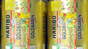 Folien für die Haribo-Goldbären-Tüten stehen in der Haribo-Fabrik. Foto: Caroline Seidel/dpa/Archivbild