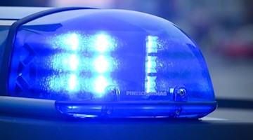 Ein Blaulicht leuchtet auf dem Dach eines Polizeifahrzeugs. Foto: Patrick Pleul/dpa-Zentralbild/dpa/Symbolbild