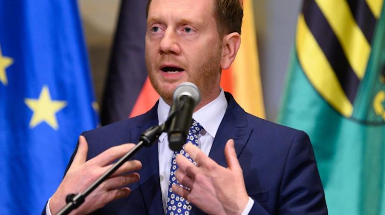 Corona: Kretschmer stimmt sich mit Kollegen und Kanzlerin ab