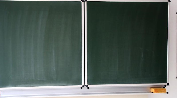 Eine Schultafel steht in einem Klassenzimmer in einer Schule. Foto: Bodo Schackow/dpa-Zentralbild/ZB/Archivbild