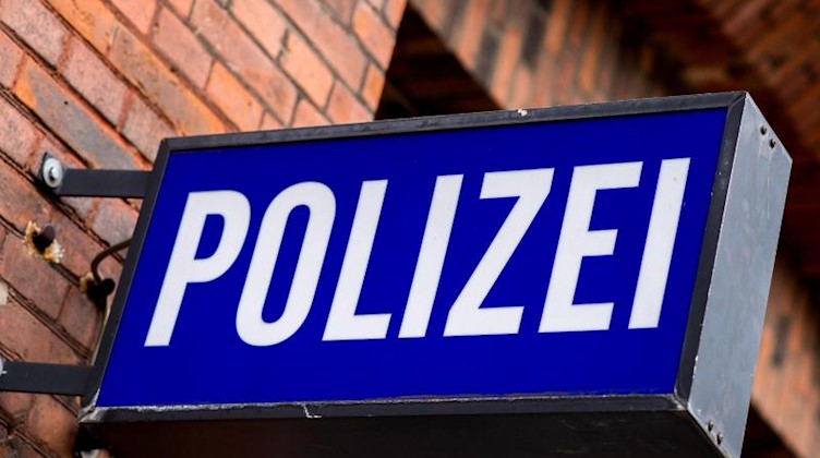 Der Schriftzug «Polizei» auf einem Schild am Gebäude einer Polizeiinspektion. Foto: picture alliance / Hauke-Christian Dittrich/dpa/Archivbild