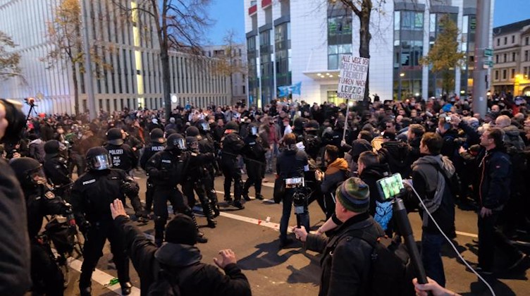 Nach der Demonstration der Stuttgarter Initiative „Querdenken“ stehen Teilnehmer Polizisten gegenüber. Foto: Sebastian Willnow/dpa-Zentralbild/dpa/Archivbild