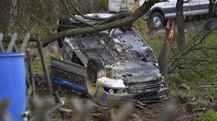 Ein tschechisches Polizeiauto liegt nach einem Unfall bei einer Verfolgung nach einer Verkehrskontrolle auf dem Dach. Foto: LausitzNews/Toni Lehder/dpa-Zentralbild/dpa/Aktuell