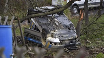 Ein tschechisches Polizeiauto liegt nach einem Unfall bei einer Verfolgung nach einer Verkehrskontrolle auf dem Dach. Foto: LausitzNews/Toni Lehder/dpa-Zentralbild/dpa/Aktuell