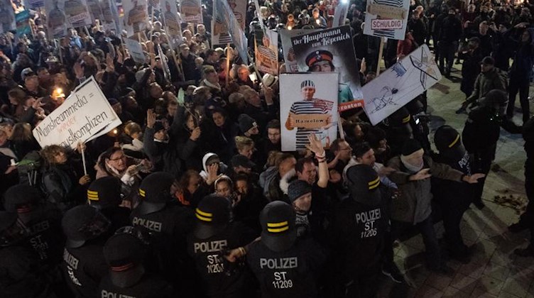 Teilnehmer stehen vor zwei Wochen nach dem Ende einer «Querdenken»-Demonstration am Leipziger Hauptbahnhof der Polizei gegenüber. Foto: Sebastian Kahnert/dpa-Zentralbild/dpa/Archivbild