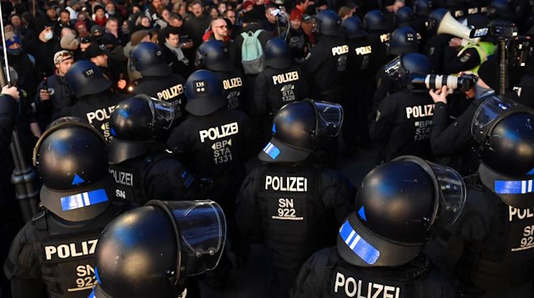 Polizisten sperren den Weg von Gegnern der Corona-Politik im Leipziger Zentrum. Foto: //dpa-Zentralbild/dpa