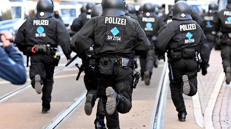 Polizei läuft im Zentrum von Leipzig um die Situation zu sichern. Foto: //dpa-Zentralbild/dpa
