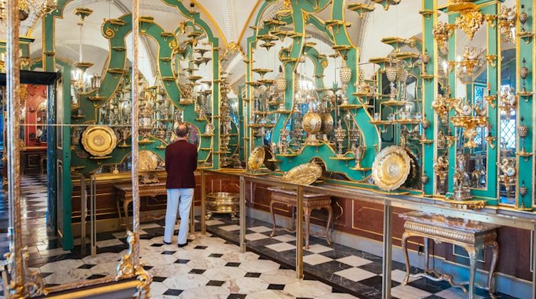 Ein Besucher besichtigt das Juwelenzimmer im Grünen Gewölbe Dresden an. Foto: Oliver Killig/dpa-Zentralbild/dpa/Archivbild