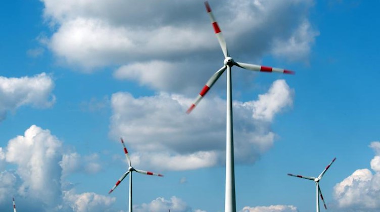 Windräder drehen sich unter dem Wolkenhimmel auf einem Feld. Foto: Hendrik Schmidt/dpa-Zentralbild/ZB/Symbolbild