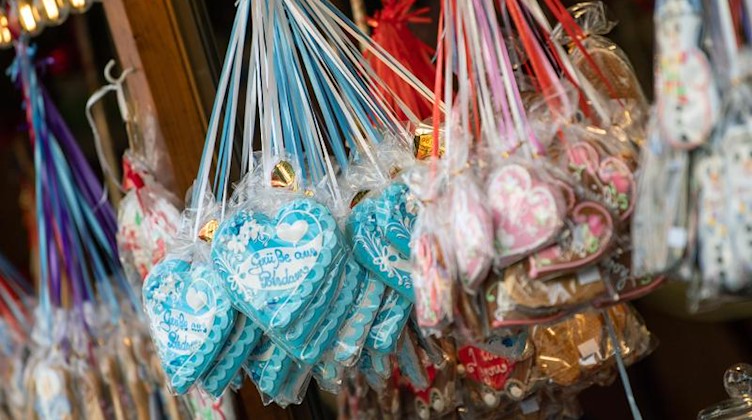 Lebkuchenherzen werden auf einem Marktstand angeboten. Foto: Monika Skolimowska/dpa-Zentralbild/ZB/Symbolbild