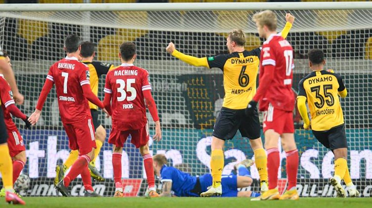 Dynamos Marco Hartmann (3.v.r) jubelt nach seinem Tor zum 1:0. Foto: Robert Michael/dpa-Zentralbild/ZB