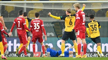 Dynamos Marco Hartmann (3.v.r) jubelt nach seinem Tor zum 1:0. Foto: Robert Michael/dpa-Zentralbild/ZB