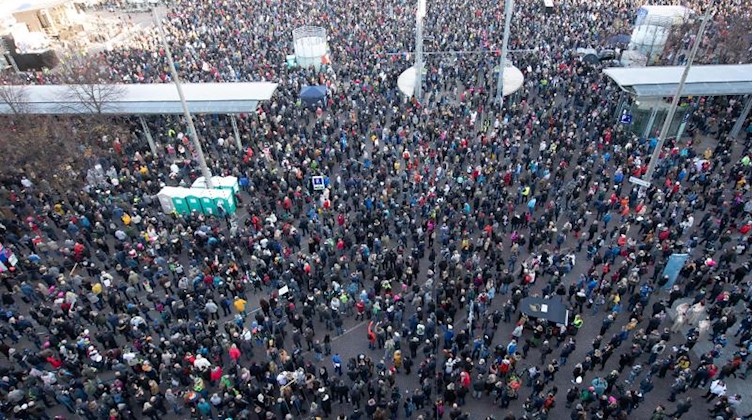 Tausende Menschen bei einer Demonstration in Leipzig gegen die Corona-Maßnahmen. Foto: Sebastian Kahnert/dpa-Zentralbild/dpa