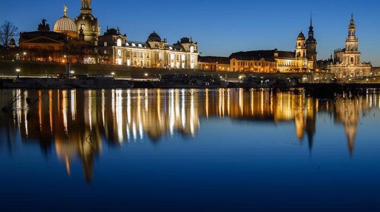 Die beleuchtete Altstadt von Dresden spiegelt sich in der Elbe. Foto: Robert Michael/dpa-Zentralbild/dpa