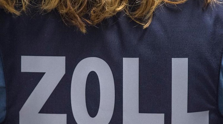 «Zoll» steht auf der ballistischen Schutzweste einer Zöllnerin. Foto: Boris Roessler/dpa/Symbolbild