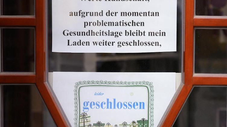 Ein Schild eines Geschenke-Ladens informiert in Görlitz über die vorübergehende Schließung. Foto: Sebastian Kahnert/dpa-Zentralbild/dpa/Archivbild
