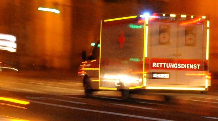 Ein Fahrzeug des Rettungsdienstes. Foto: Nicolas Armer/dpa/Symbolbild