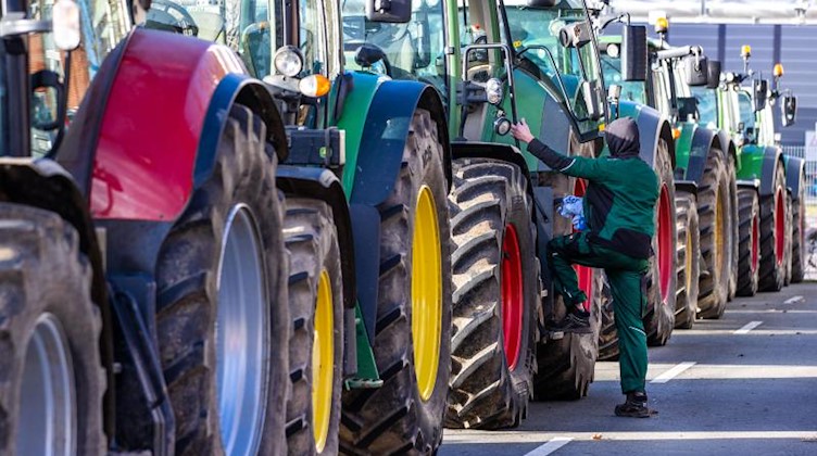 Traktoren sind bei einer Bauerndemo zu sehen. Foto: Jens Büttner/dpa-Zentralbild/dpa/Archivbild