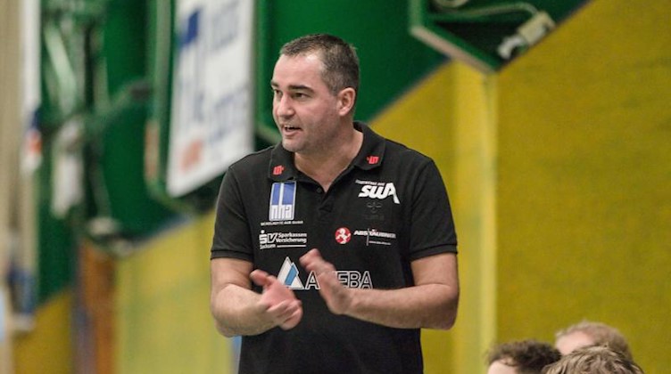 Stephan Swat, Cheftrainer beim EHV Aue, klatscht am Seitenrand. Foto: Sport-Concept/dpa