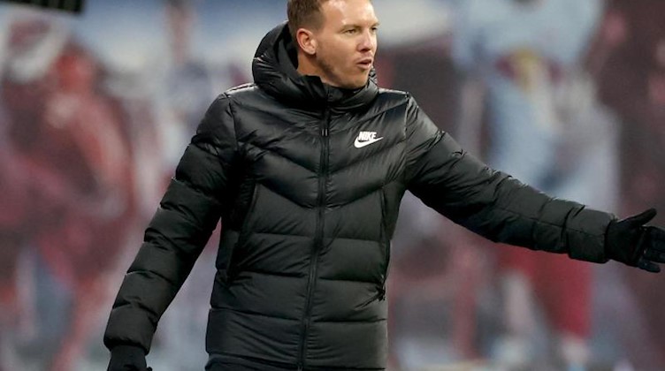 Trainer Julian Nagelsmann von RB Leipzig gestikuliert am Spielfeldrand. Foto: Jan Woitas/dpa-Zentralbild/dpa