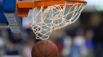 Ein Basketball geht in den Korb. Foto: Lukas Schulze/dpa/Symbolbild