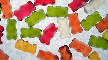 Haribo-Goldbären liegen auf einem Tisch. Foto: Sebastian Willnow/dpa-Zentralbild/dpa/Archivbild