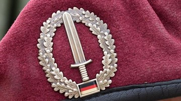 Das Abzeichen des Kommandos Spezialkräfte (KSK) ist an einem Barett zu sehen. Foto: picture alliance / dpa/Symbolbild
