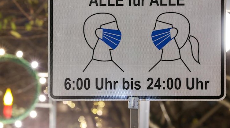 Ein Schild weist auf die Maskenpflicht in der Leipziger Innenstadt hin. Foto: Jan Woitas/dpa-Zentralbild/dpa/Archivbild