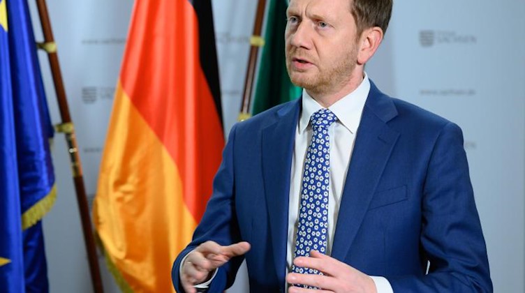 Sachsens Ministerpräsident Michael Kretschmer (CDU) spricht bei einer Pressekonferenz. Foto: Sebastian Kahnert/dpa-Zentralbild/dpa/Archivbild