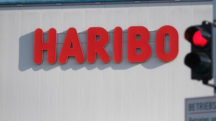 Eine Ampel am Eingang zum Haribo-Werk leuchtet rot. Foto: Sebastian Willnow/dpa-Zentralbild/dpa/Archivbild