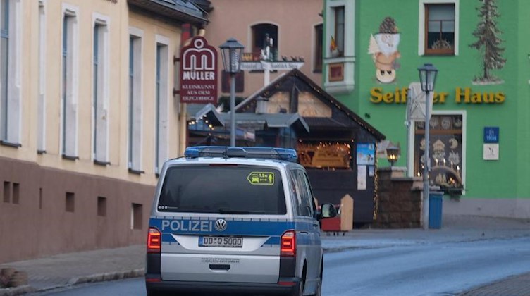 Ein Polizeiwagen fährt Streife durch den Ort. Foto: Sebastian Willnow/dpa-Zentralbild/dpa