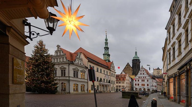 Der Markt mit dem Rathaus (r) und der Marienkirche in der Altstadt. Foto: Robert Michael/dpa-Zentralbild/dpa