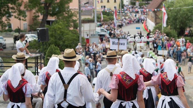 Sorbische Tanzgruppen nehmen am Festumzug des Internationalen Folklorefestival Lausitz teil. Foto: Sebastian Kahnert/dpa-Zentralbild/dpa/Archivbild
