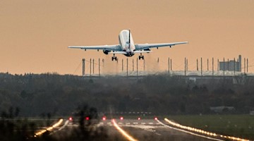 Ein Airbus startet an einem Flughafen. Foto: Daniel Reinhardt/dpa/Symbolbild