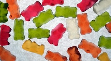 Haribo-Goldbären liegen auf einem Tisch. Foto: Sebastian Willnow/dpa-Zentralbild/dpa/Symbolbild