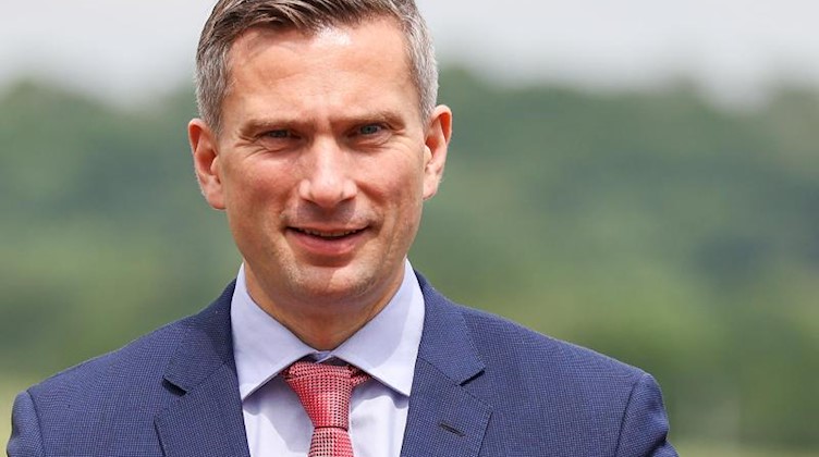 Martin Dulig (SPD) blickt in die Kamera. Foto: Jan Woitas/dpa-Zentralbild/ZB/Archivbild