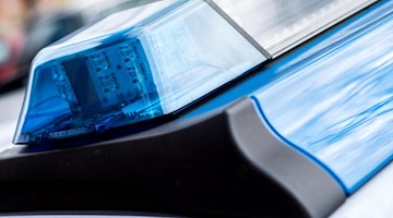 Das Blaulicht an einem Einsatzwagen der Polizei. Foto: Hauke-Christian Dittrich/dpa/Symbolbild