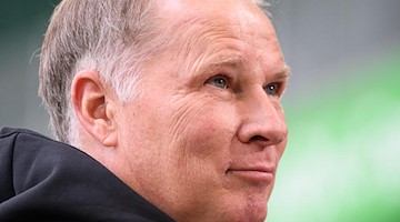 Stefan Reuter, Manager des FC Augsburg, steht in der Arena. Foto: Swen Pförtner/dpa/Archivbild